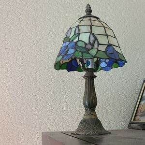 Stained Glass Table Lamp with Floral Design